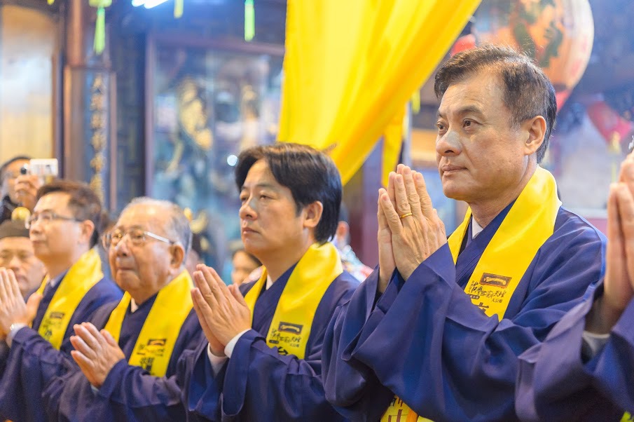 立法院長蘇嘉全16日和台南市長賴清德等人在台南參加震災祈福法會。 圖：立法院長辦公室提供
