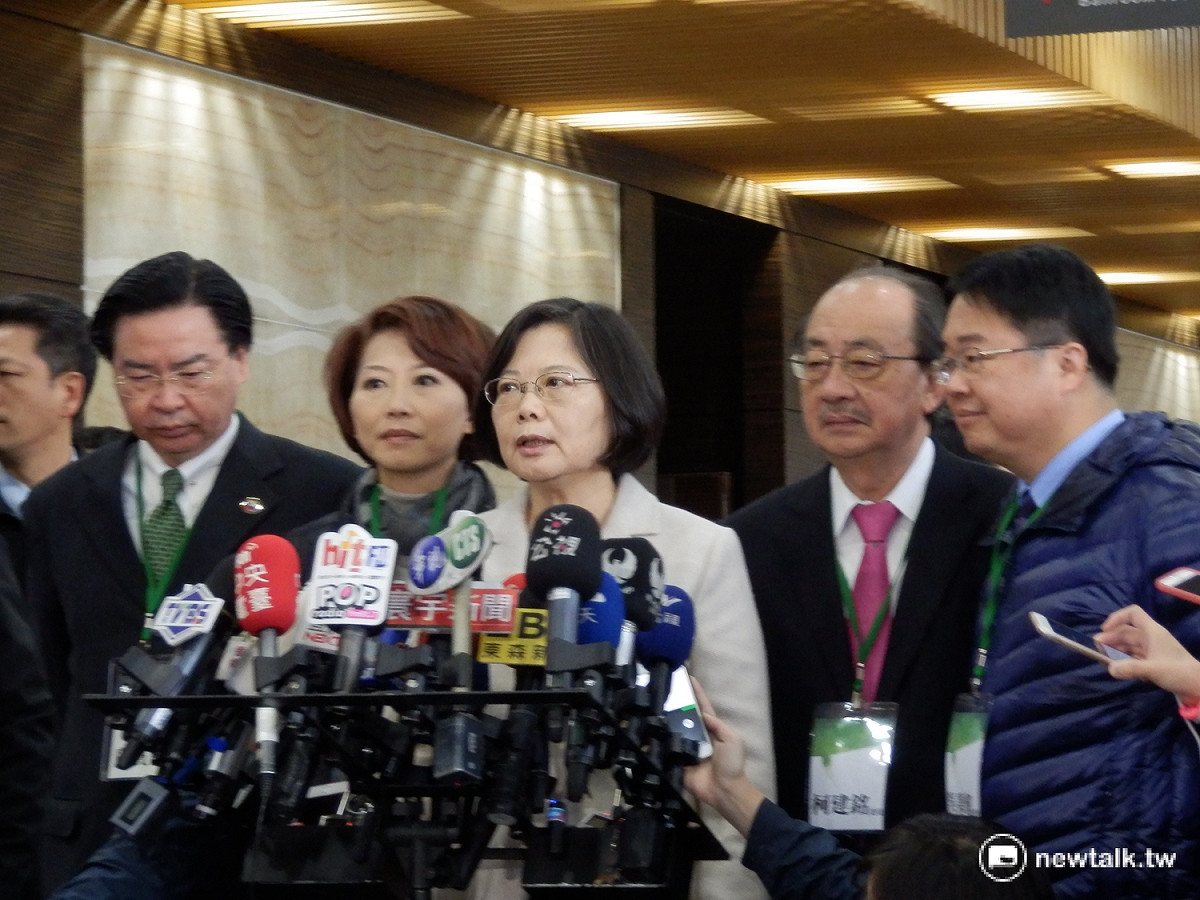 民進黨主席蔡英文17日與黨秘書長吳釗燮及黨團三長一起出席立法委員研習會議。 圖：符芳碩/攝