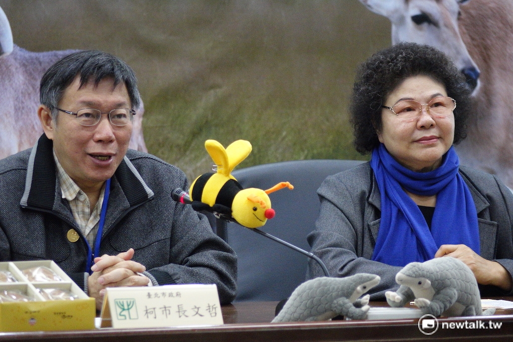 台北市長柯文哲17日上午和高雄市長陳菊一同出席「台北巿立動物園與高雄巿壽山動物園動物保育合作備忘錄簽訂儀式 」。 圖：劉奕霆/攝