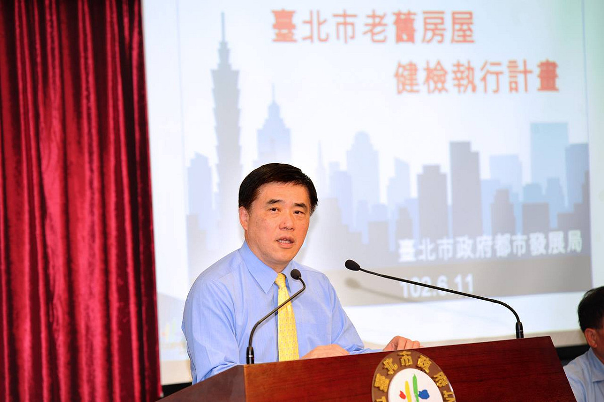 前台北市長郝龍斌18日透過臉書粉絲專頁指出，柯市府為何不先改變思考，等自己先提出更好的全盤計劃，說服民眾後，再來取消目前現行的政策？ 圖：翻攝自好基隆郝龍斌臉書專頁