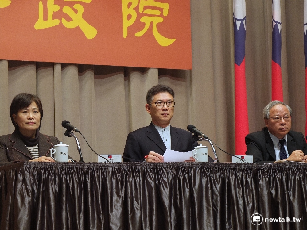 內政部次長林慈玲(左)18日再次澄清，內政部一直有在推動防災型都更。 圖：翁嫆琄/攝