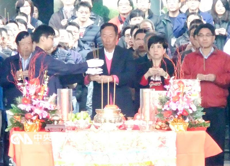 鴻海18日上午10點在土城總部前舉辦新春開工團 拜，董事長郭台銘（中執香者）率近200位高階主管， 全程主持參與。  圖：中央社