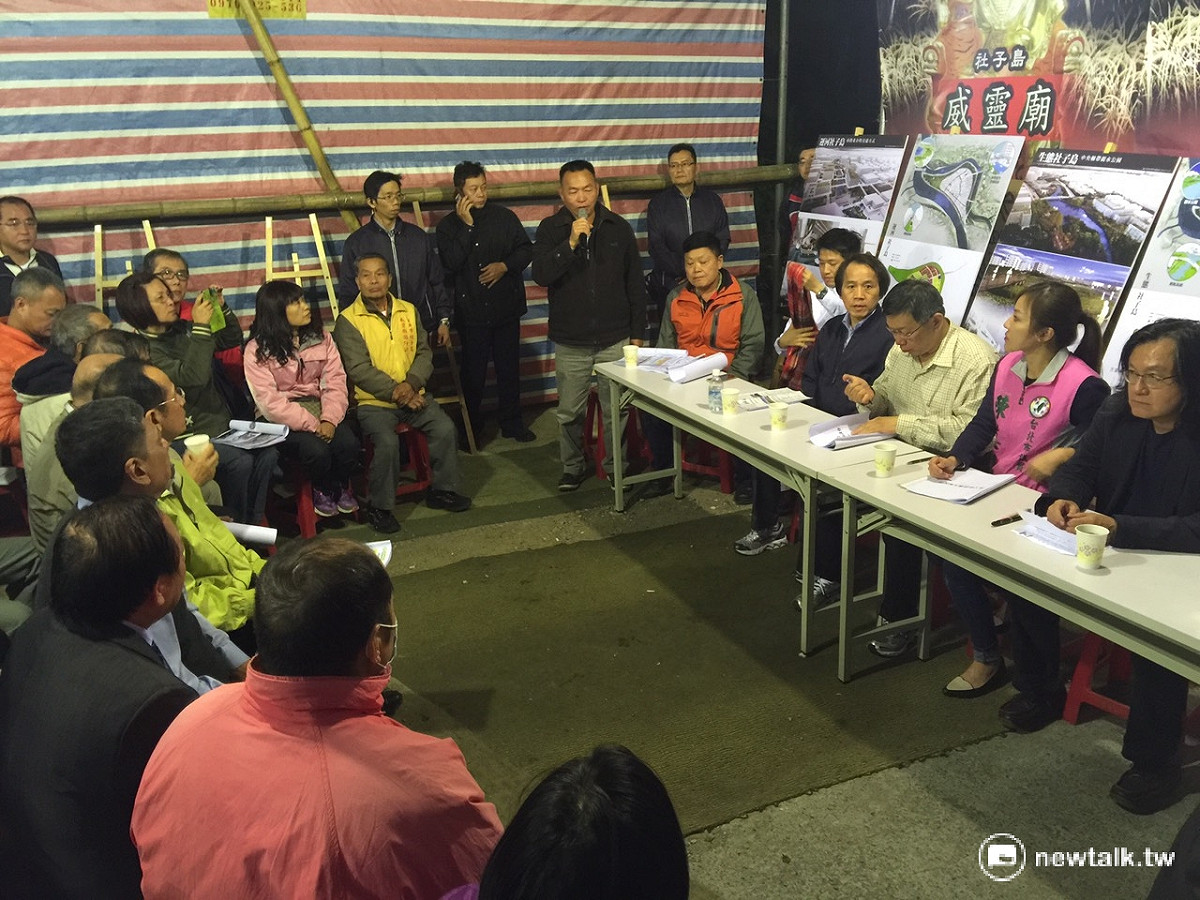 台北市長柯文哲（右三）上任後，將社子島開發案列為重大市政，日前他前往社子島Homestay時和當地居民座談。 圖：新頭殼資料照片
