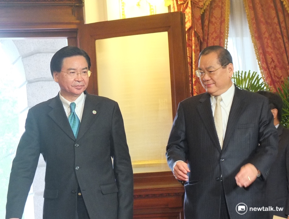 新舊政府19日展開首次交接會議，府秘書長曾永權說，以現行的交接要項及法律就能順利交接。 圖：新頭殼資料照片
