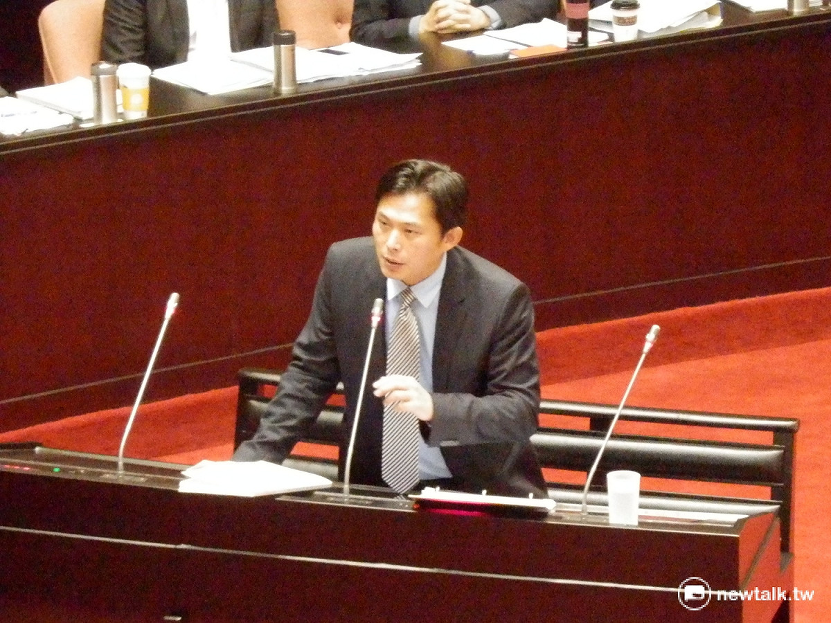 時代力量立委黃國昌19日首度站上質詢台，要求行政院研擬核廢料中期集中儲存計畫。 圖：符芳碩/攝
