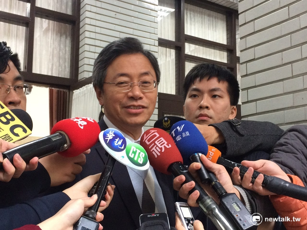行政院長張善政19日下午接受媒體聯訪，為勞動部長陳雄文緩頰。 圖：新頭殼資料照片