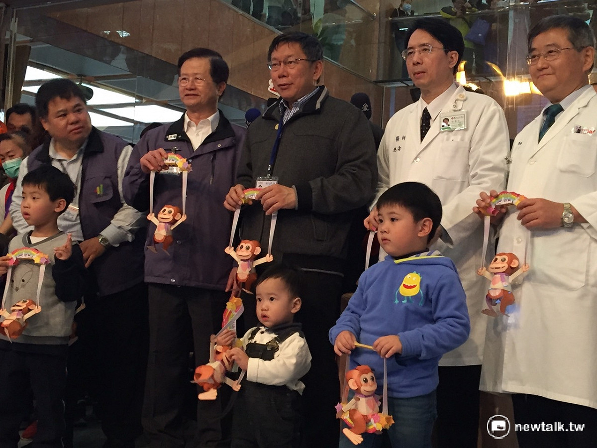 台北市長柯文哲19日前往馬偕醫院發送今年元宵節提燈給民眾。 圖：劉奕霆/攝