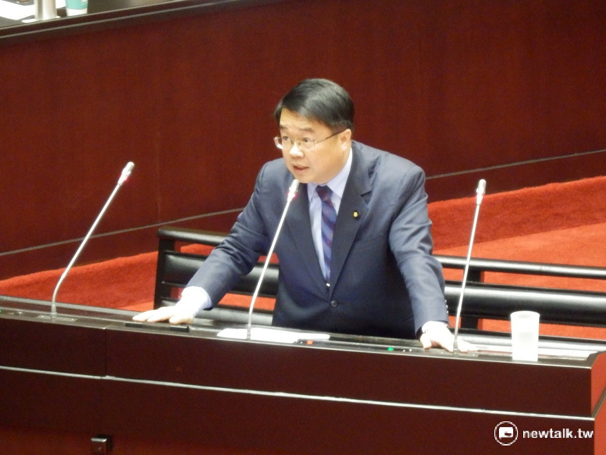 民進黨立委吳秉叡19日在立院進行總質詢。 圖：新頭殼資料照片