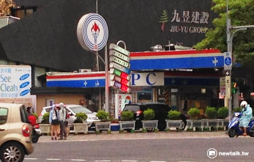 中油公司21日表示，依浮動油價機制計算，22日凌晨零時起，調漲各式汽、柴油價格每公升各0.9元。 圖：新頭殼資料照片