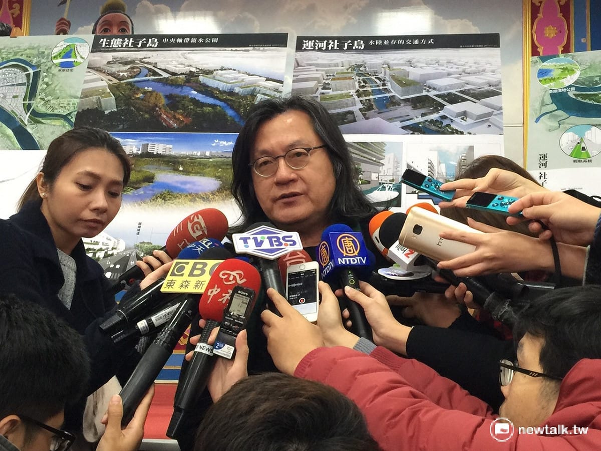 針對台北市內廣告招牌，北市都發局長林洲民21日下午受訪時表示，市府已經清楚的要將北門作為甲級戰場，這一年要把北門的招牌美學做好。 圖：劉奕霆/攝