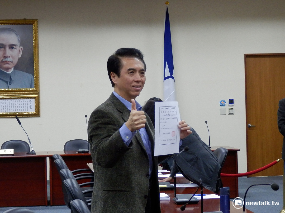 國民黨立委陳學聖22日拔得頭籌，至國民黨中央完成黨主席補選登記。 圖：符芳碩/攝