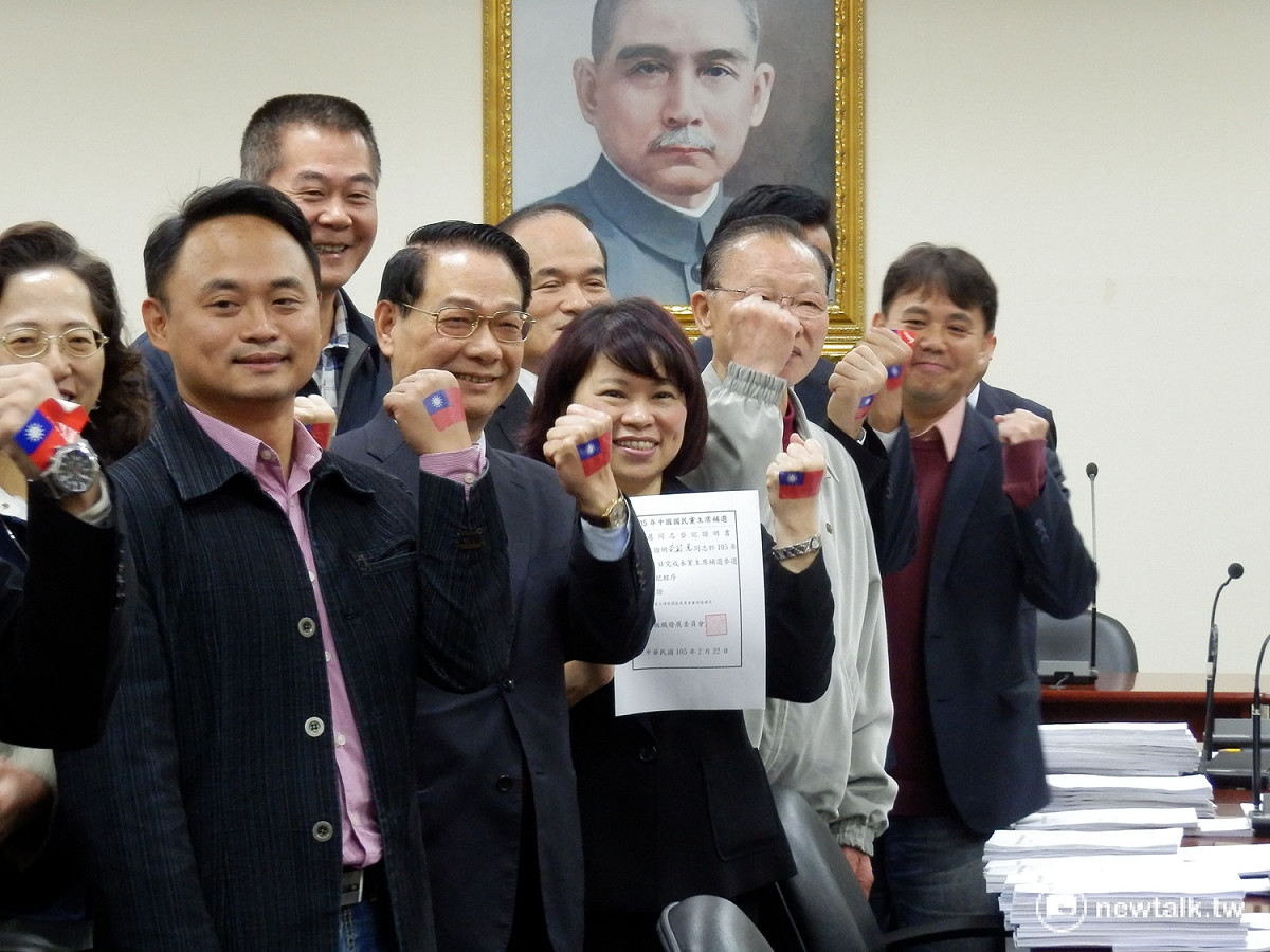 國民黨代理主席黃敏惠22日在多位中常委陪同下，至黨中央登記參選黨主席補選。 圖：符芳碩/攝