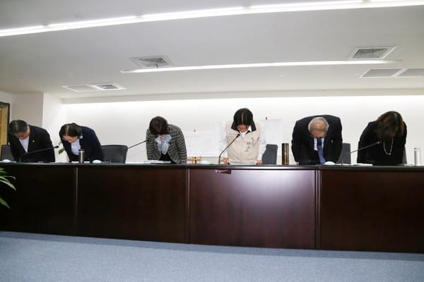 台南市政府震災愛心專戶總計獲得新台幣35億元的善款，台南市長賴清德22日率領市府團隊公開鞠躬致謝，強調善款已足夠使用。 圖：台南市政府提供