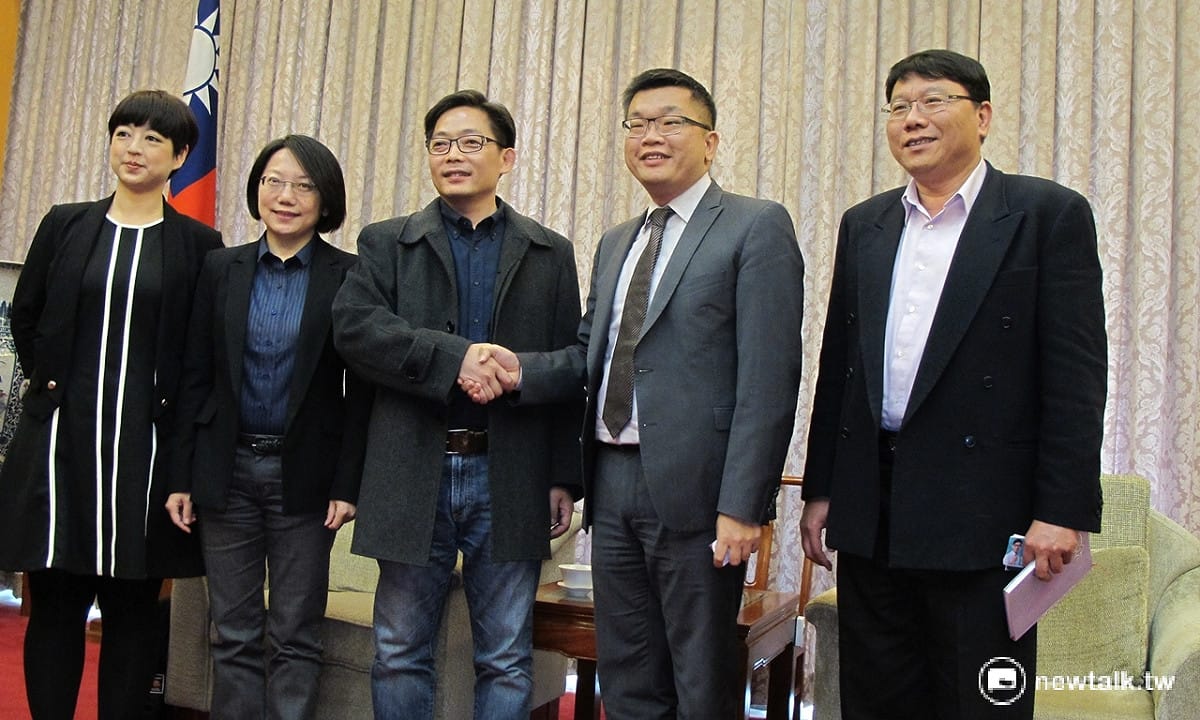 社民黨代表呂欣潔、范雲、陳尚志（由左至右）22日拜會立法院副院長蔡其昌。 圖：林朝億/攝