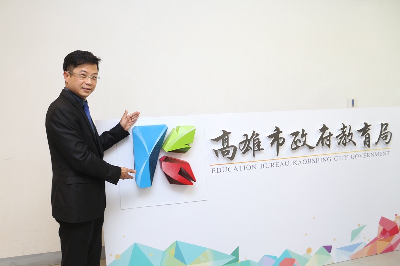 高雄市教育局意象標誌以高雄英文字首的「K」字，作為視覺意象的主要計元素，拆成藍色的海洋、綠色創新永續發展及紅色代表熱情用知識的筆尖圖形概念。 圖：高雄市教育局提供