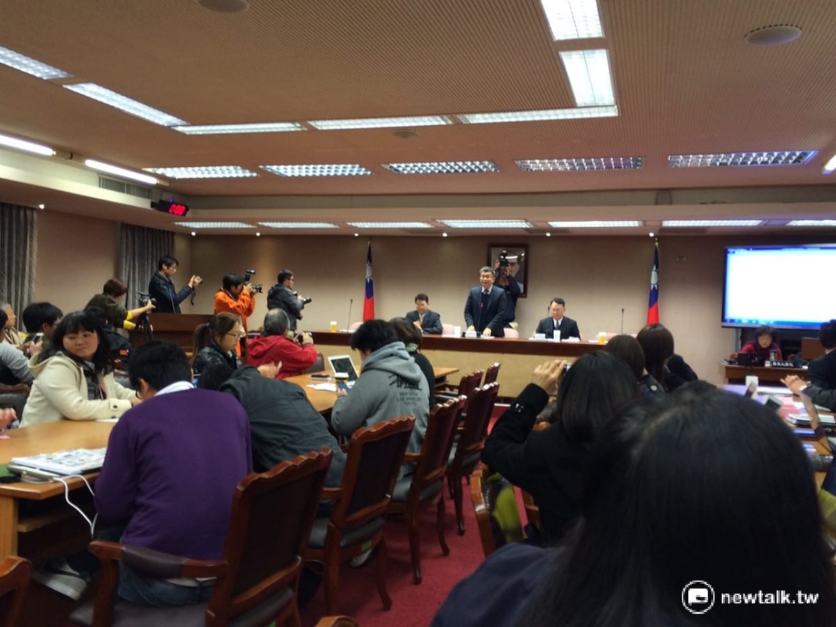 立法院25日邀請公民記者討論開放採訪議題，副院長蔡其昌承諾，百分百會更開放、且幅度會大很多。 圖：符芳碩/攝