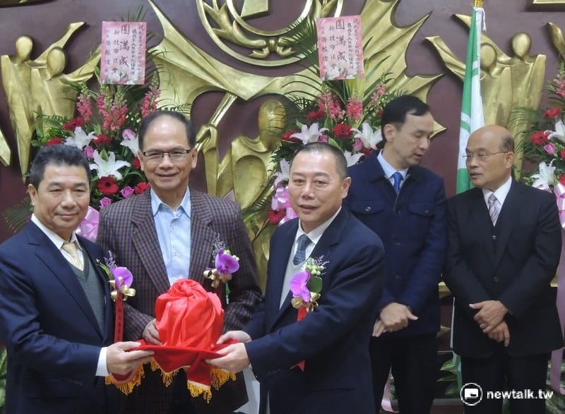 民進黨中常委游錫堃監交下，新任總召張瑞山從卸任總召鄭金隆的手中接下印信；新北市長朱立倫與前台北縣長蘇貞昌，則是不時交頭接耳、有說有笑。 圖：陳冠廷/攝
