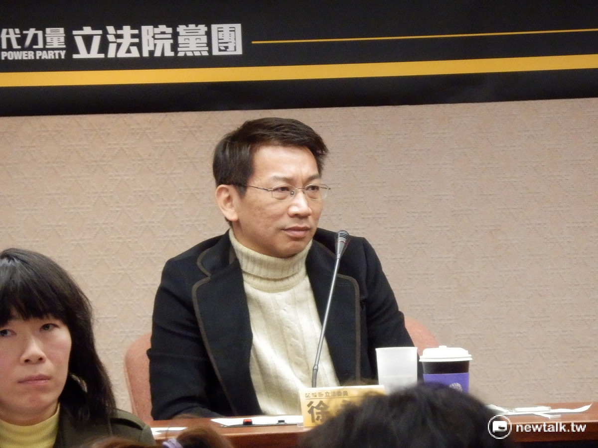時代力量總召徐永明26日再度向民進黨團總召柯建銘提出質疑，並認為民進黨團應更換協商代表。 圖：符芳碩/攝