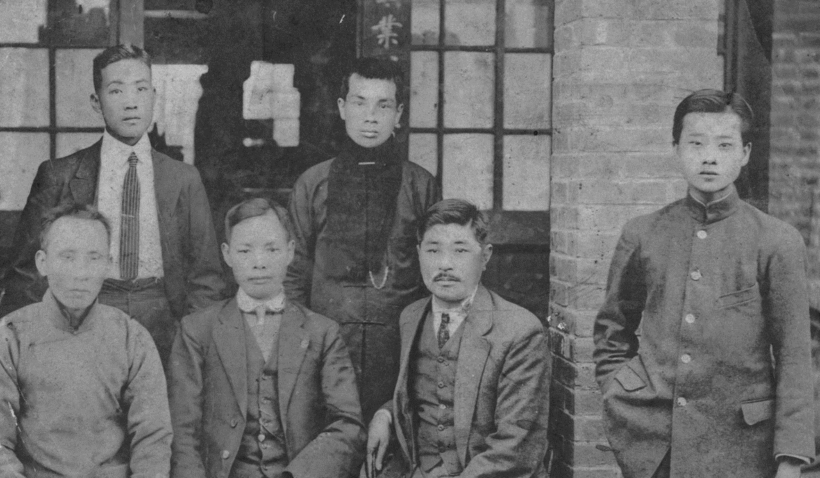 鍾天福(右一)20歲時在上海學票莊業務。 圖：玉山社提供
