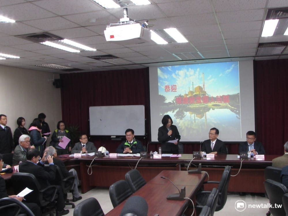 民進黨總統當選人蔡英文26日視察台中火力發電廠，並與台電、地方環保團體座談。 圖：邱珮文/攝