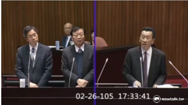 民進黨立委顧立雄26日在立院總質詢指出，警政機關在人民集會遊行時設置的拒馬，竟是依照動員戡亂時期的作業程序規定。 圖：翻攝立法院ivod系統