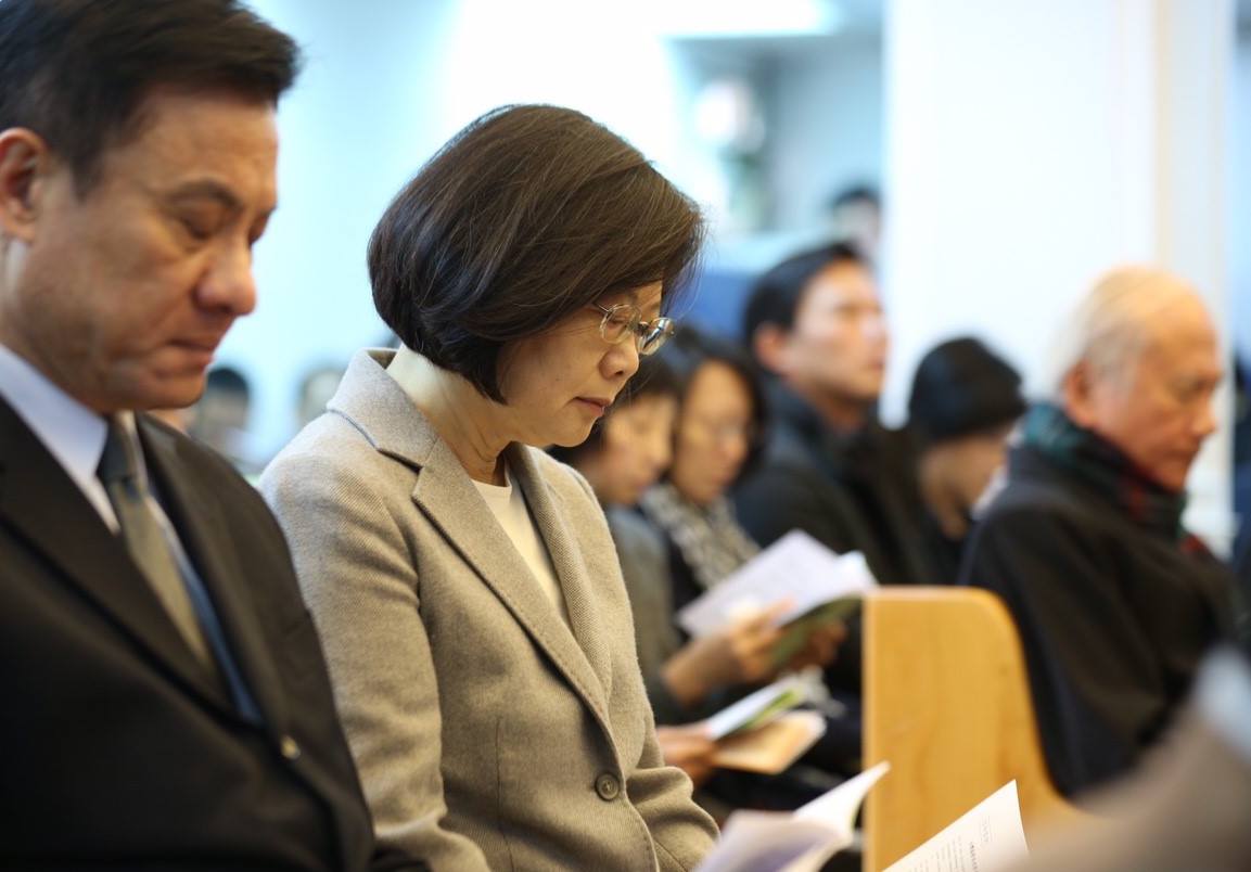蔡英文去年228以總統當選人身份出席義光教會二二八追思禮拜。 圖：翻攝蔡英文臉書