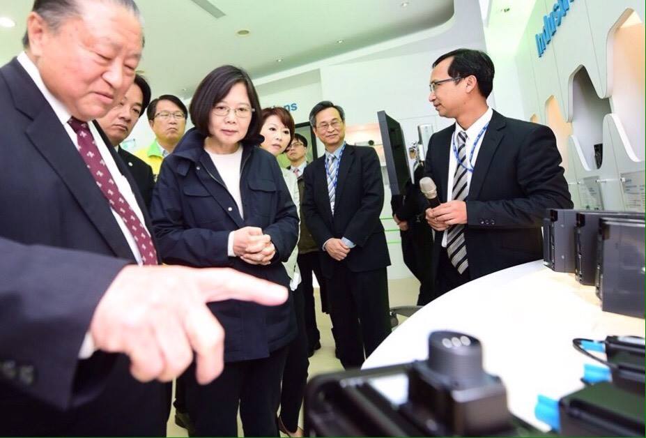 民進黨總統當選人蔡英文29日參訪台達電，並提出不大漲電價的3大理由。 圖：翻攝蔡英文臉書