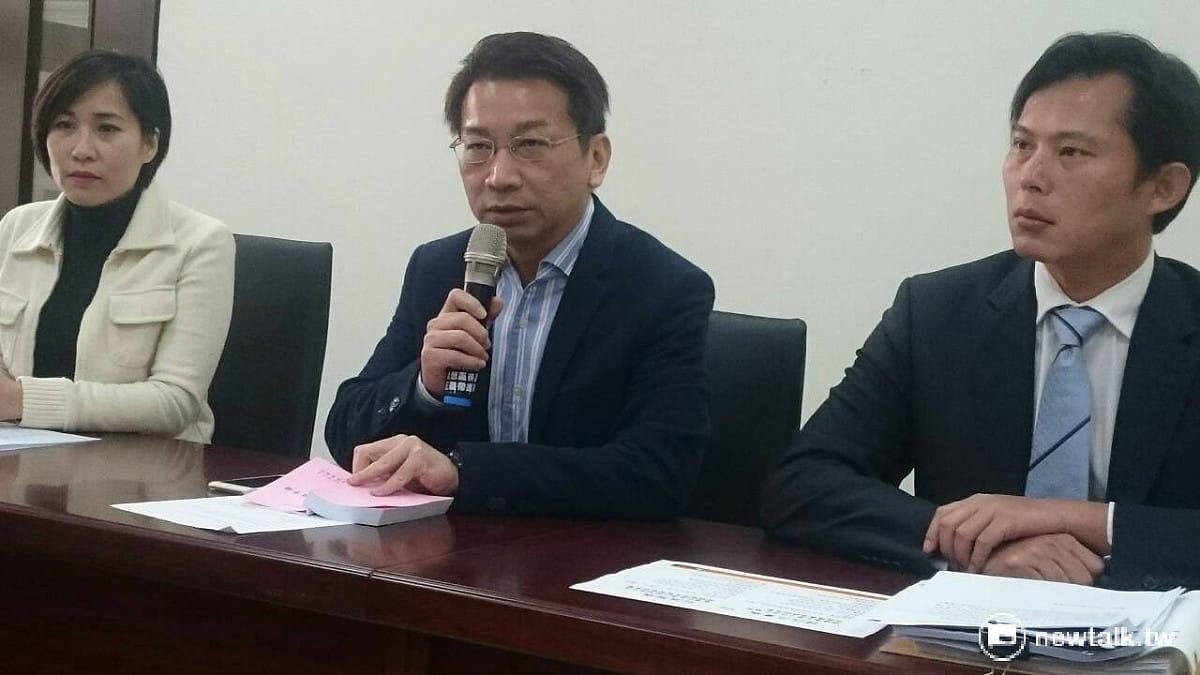 時代力量1日上午提出黨版《我國與中華人民共和國締結協議處理條例》草案，明確將兩國論入法。 圖：符芳碩/攝