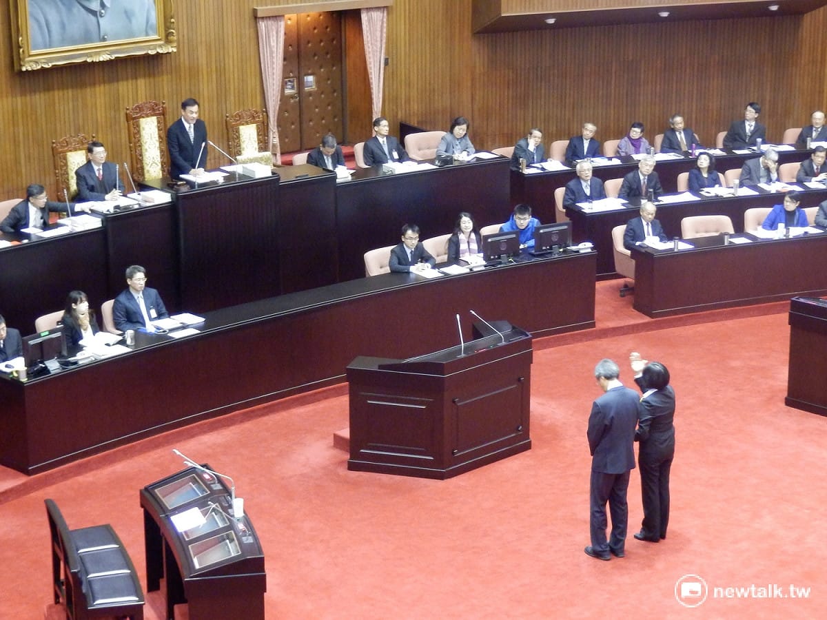 國民黨立委張麗善1日在總質詢時邀請行政院長張善政一起對國父遺像鞠躬，但立法院長蘇嘉全拒絕一同行禮。 圖：符芳碩/攝
