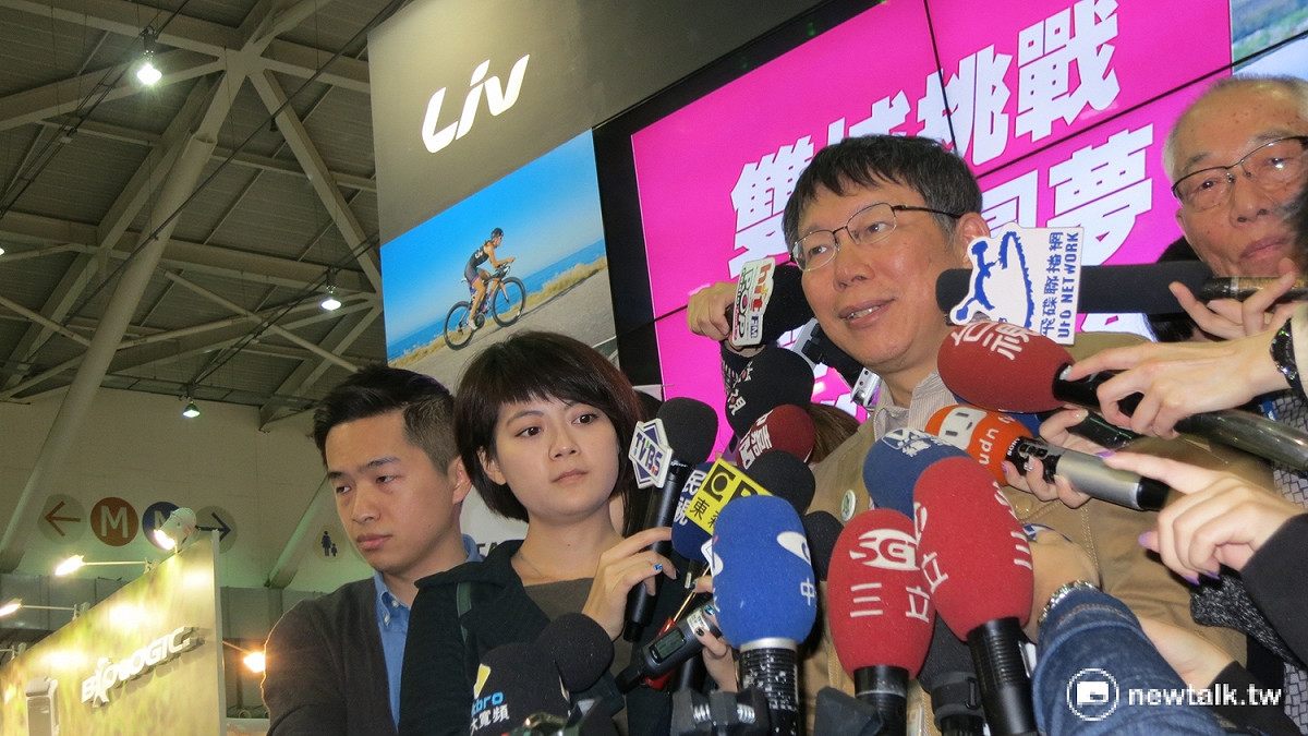 有批評人士稱台北市長柯文哲要強制鋪地的做法，比前苗栗縣長劉政鴻還獨裁，對此，柯文哲笑答：「你也比一個好點的人」！ 圖：呂佳峻/攝