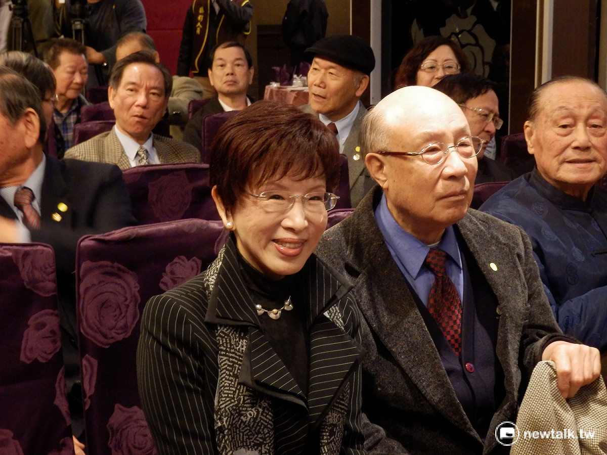 國民黨主席候選人洪秀柱3日出席退伍軍人新春團拜，人氣很旺。 圖：符芳碩/攝