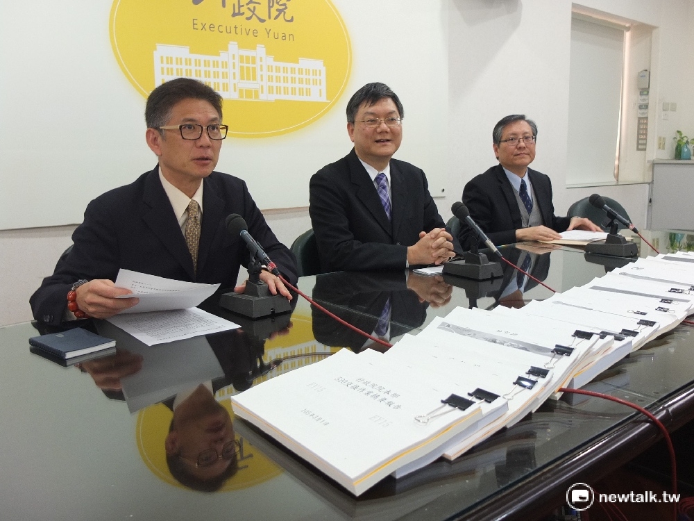 行政院3日表示，政院的首批交接資料，將在4日上午10時前送到民進黨部。 圖：翁嫆琄/攝