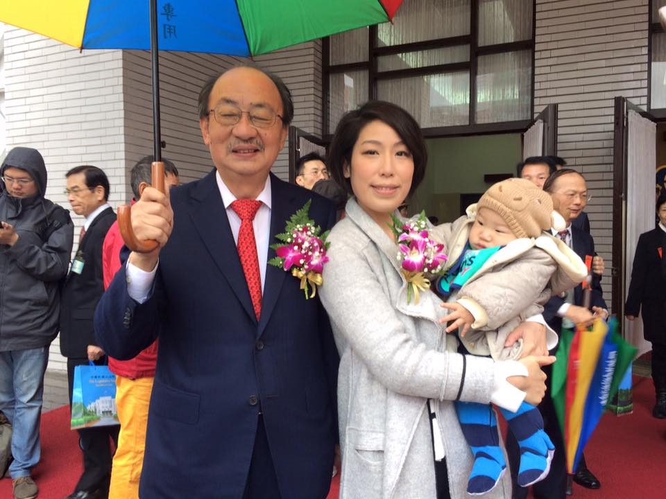 民進黨不分區立委余宛如2月1日報到時，帶著6個月兒子走紅地毯。 圖：翻攝余宛如臉書