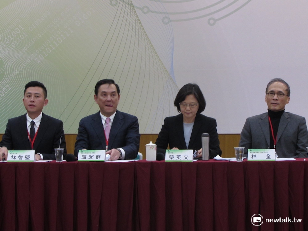 民進黨總統當選人蔡英文15日將召開記者會，宣布閣揆為林全（右1）。
 圖：新頭殼資料照片，邱珮文/攝。