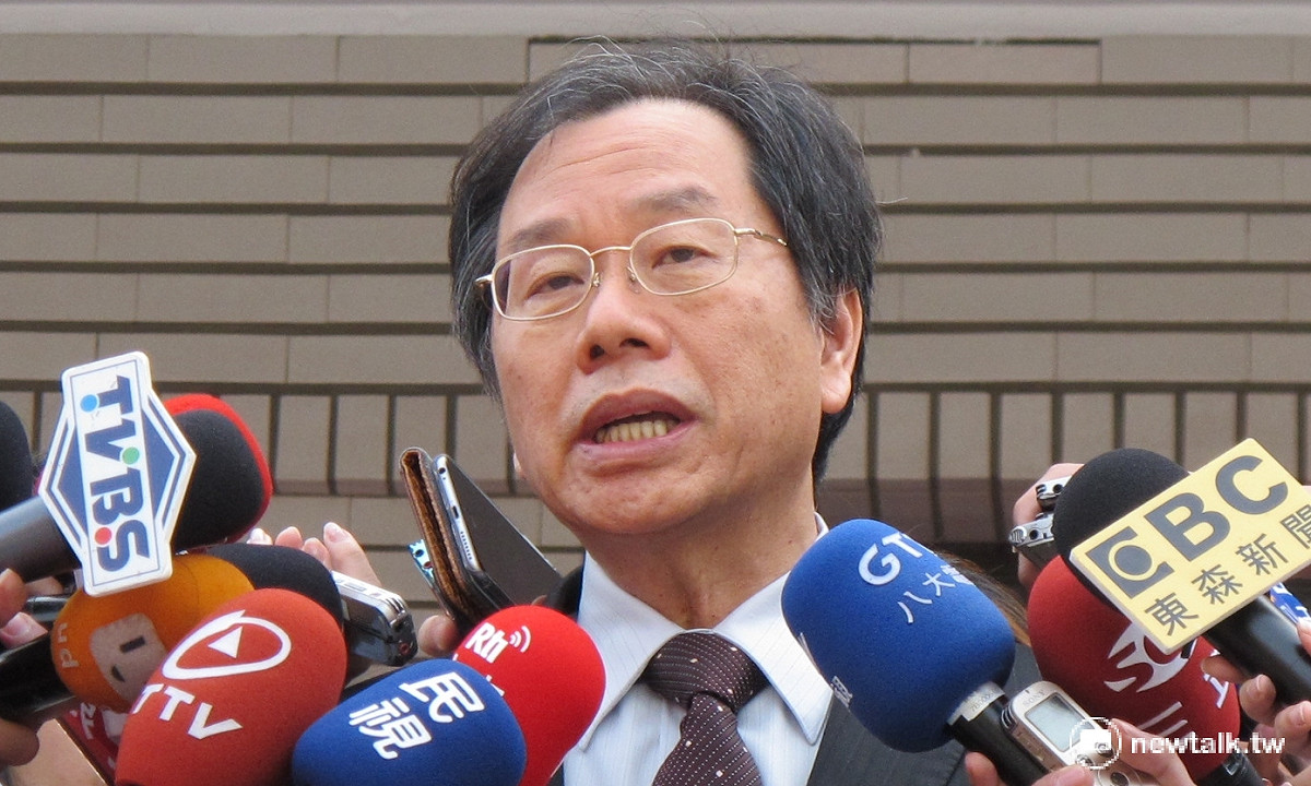 衛福部長蔣丙煌4日表示，對於處理流感的葉克膜調度，衛福部絕對沒有擺爛。 圖：林朝億/攝