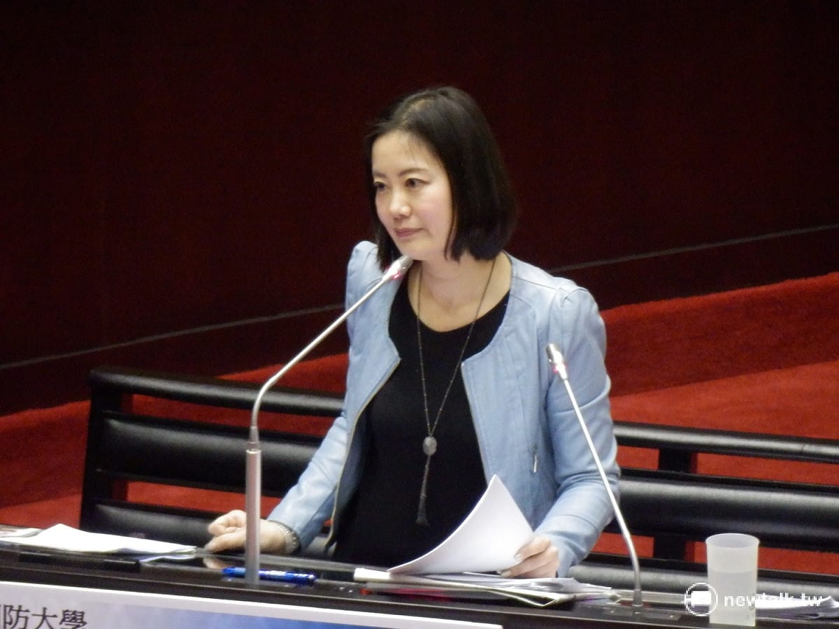 民進黨立委吳思瑤4日提出，318學運歷史紀錄應策劃展覽。行政院長張善政說，沒有阻礙策展的理由。 圖：符芳碩/攝