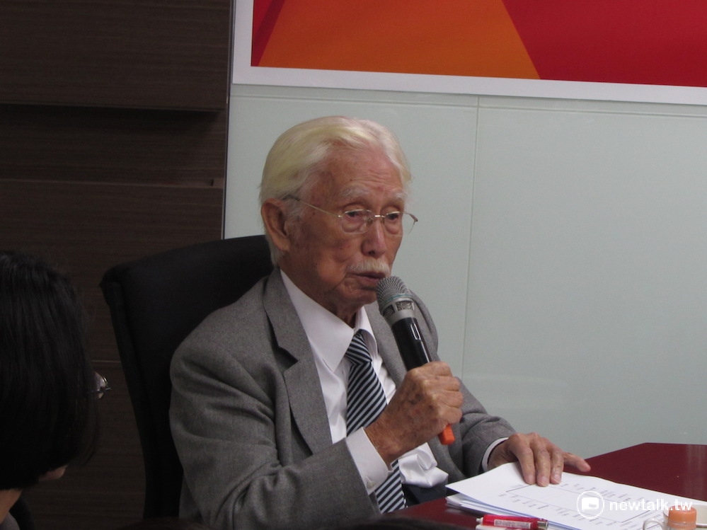 對於民進黨版兩岸協議監督條例不使用「台灣與中國」字眼，新台灣國策智庫創辦人辜寬敏4日表示，去討論立法、名稱等爭議，對台灣無益，服貿本身「ignore(忽略)就好」，根本不要理它，也不要討論。 圖：邱珮文/攝