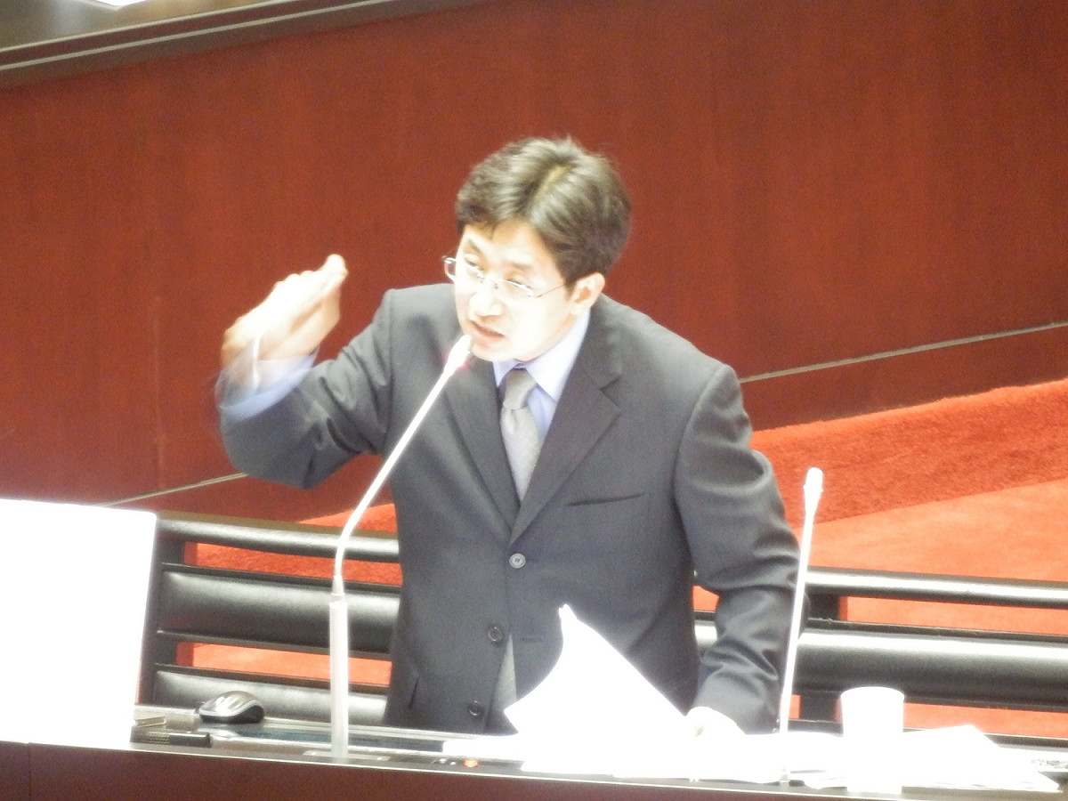 民進黨立委蔡適應13日在立院外交與國防委員會上質詢法務部官員，針對中國非法遣送台人的爭議，蔡適應痛批，為何涉案的泰國人可以遣返泰國，而台灣人判無罪卻被強押至北京？ 圖：新頭殼資料照片