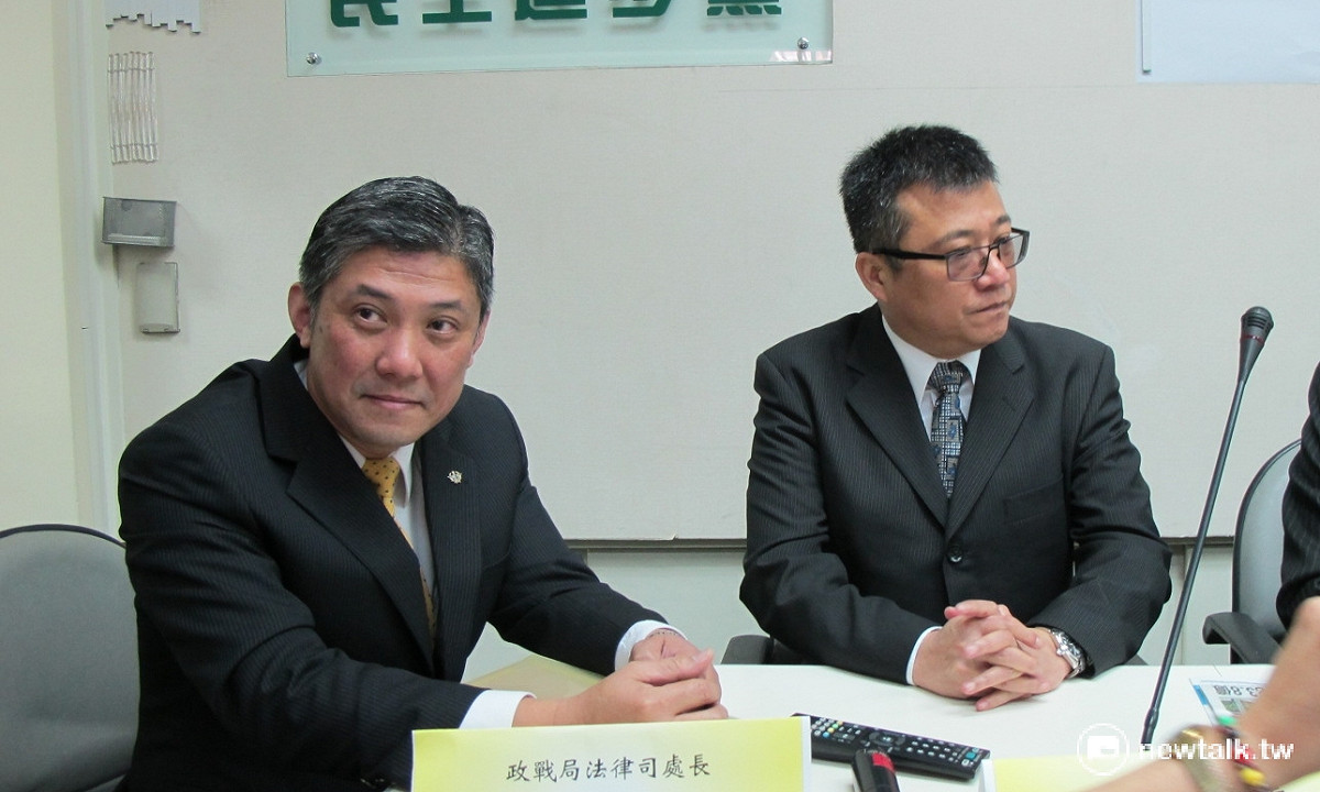 去年3月，憲兵隊違法搜索民宅後，國防部政戰局保防處長趙代川少將（右）、政戰局法律司處長金甌出席民進黨團記者會。 圖：林朝億/攝