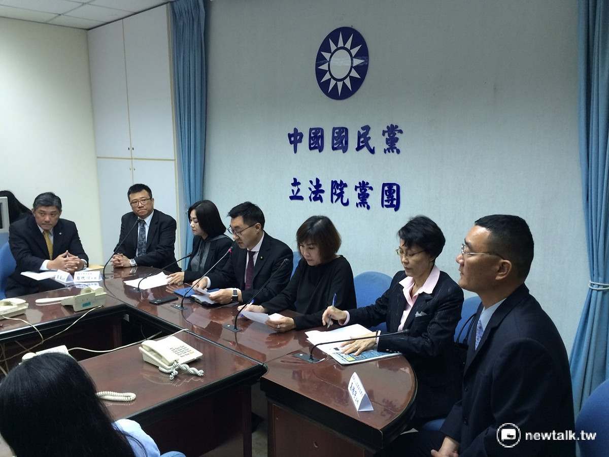 國防部政戰局保防處長趙代川少將、政戰局法律司處長金甌、202憲指部指揮官夏德宇上校7日出席國民黨團記者會。    圖：符芳碩/攝