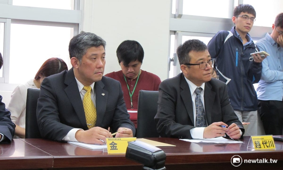 國防部政戰局保防處長趙代川少將（右）、政戰局法律司處長金甌（左）7日出席時代力量黨團記者會。 圖：林朝億/攝