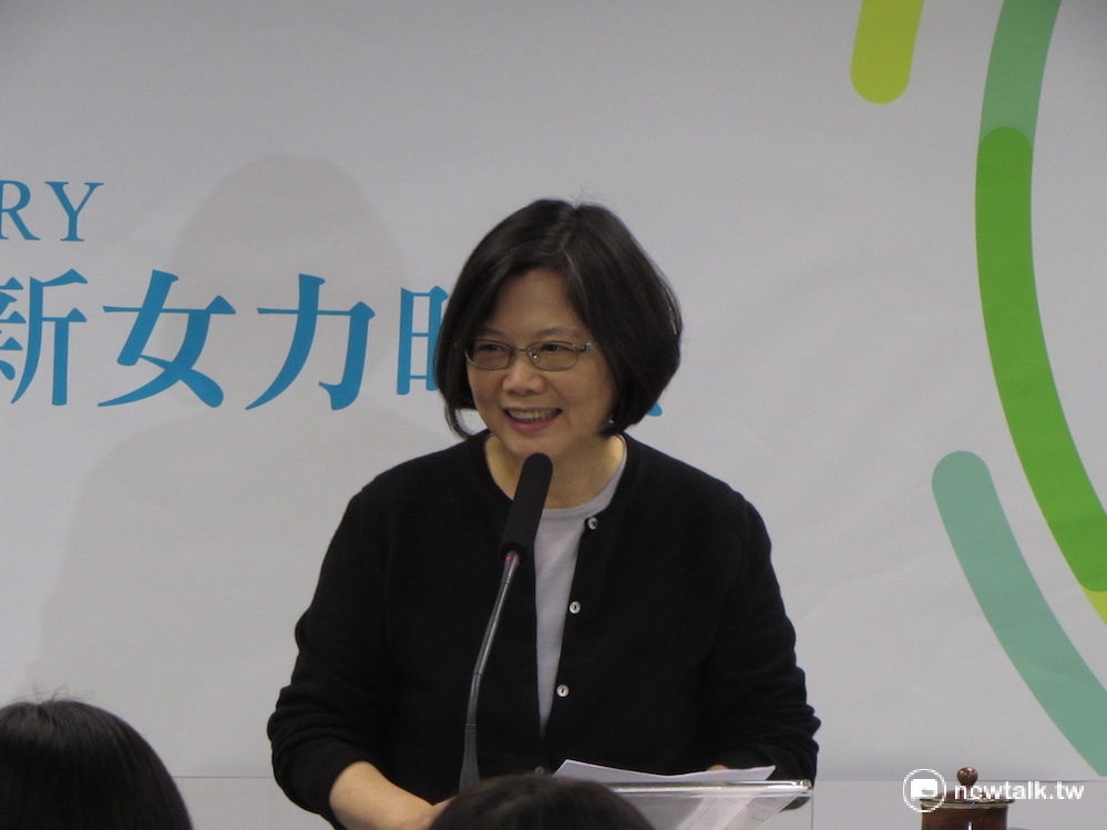 民進黨總統當選人蔡英文7日出席婦女部主辦的女青年論壇，她期許，未來有一天總統前面不會特別加個「女」字，才是真正接近平等的時刻。
 圖：邱珮文/攝