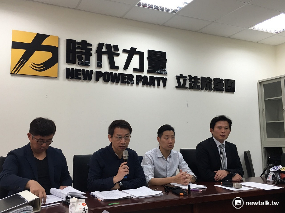 時代力量8日召開記者會，公佈黨版不當黨產處理條例草案。 圖：符芳碩/攝