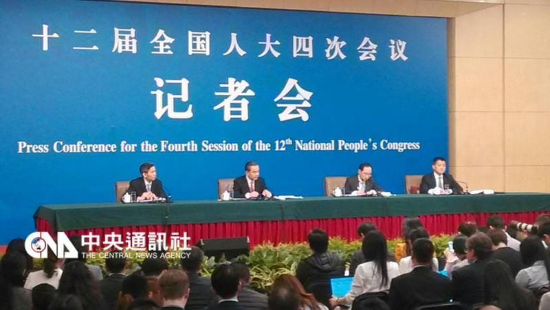 中國外交部長王毅8日上午在中國第12屆全國人民代表大會第4次會議上舉行記者會，談到聯合國對朝鮮制裁的問題。 圖：中央社