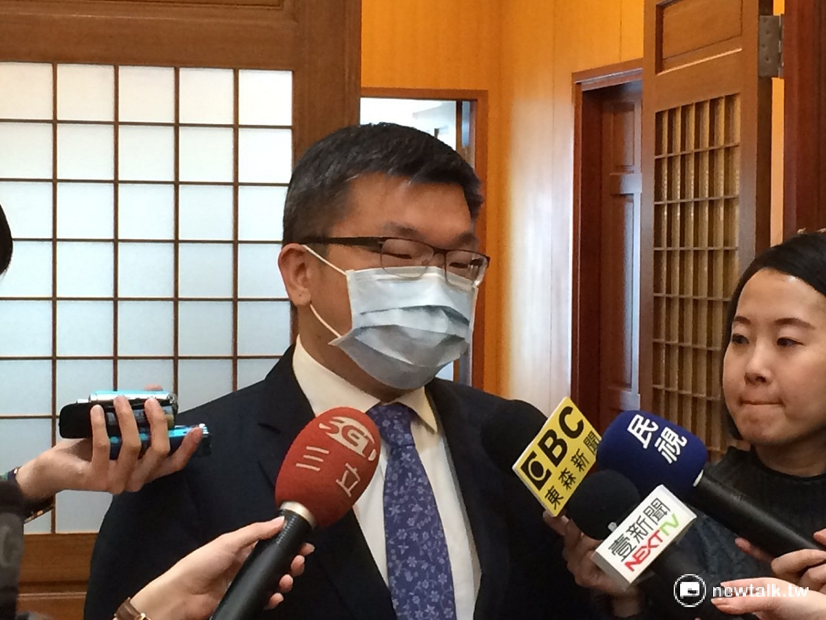 立法院副院長蔡其昌9日由於流感未癒，特別戴著口罩受訪。 圖：符芳碩/攝