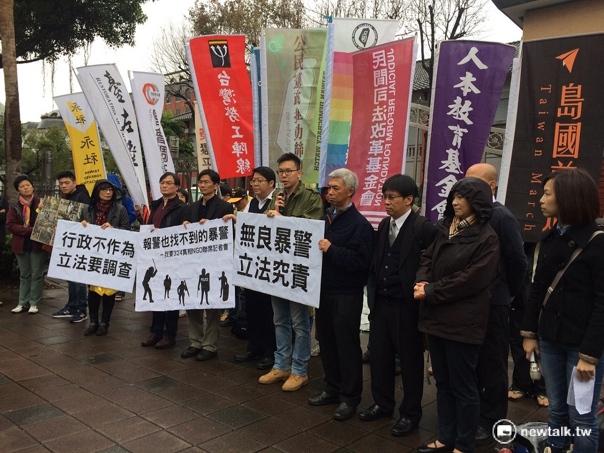 反黑箱服貿義務律師團10日上午與多個NGO團體至立法院前，呼籲盡快調查324暴警打人真相。 圖：符芳碩/攝