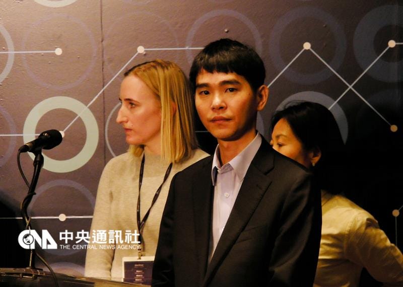 韓國世界圍棋棋王李世乭9日與Google的人工智慧軟體AlphaGo進行世紀對弈，李世乭第一局敗陣。 圖：中央社