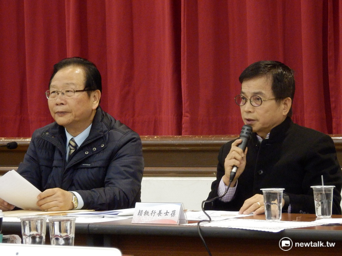 國民黨團10日召開黨團大會，會後作成決議，呼籲黨中央捐出黨產。 圖：符芳碩/攝