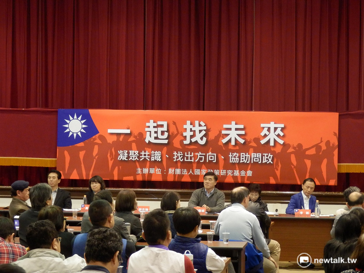 國民黨4位黨主席候選人洪秀柱、黃敏惠、陳學聖和李新10日參與智庫座談會，對捐出黨產問題發表看法。 圖：符芳碩/攝