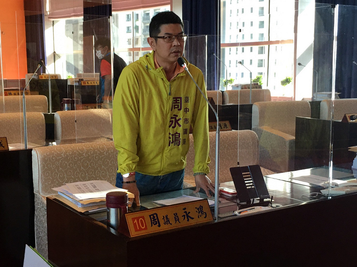 台中市議員周永鴻批盧秀燕只為選舉不為學生健康。  周永鴻/提供